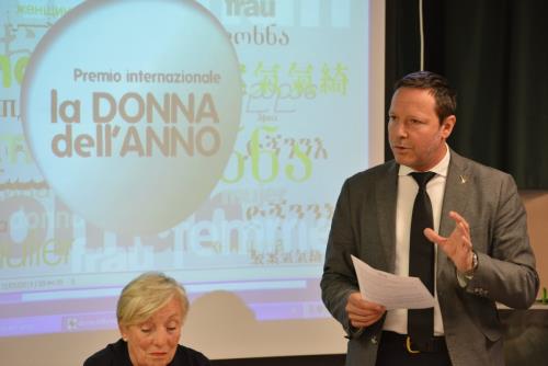 Un moment de la présentation du prix et des finalistes avec le Vice-Président Luca Distort et la représentante du Soroptimist international Club Vallée d'Aoste, Maria Paola Battistini Varda.