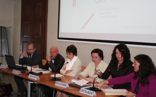 A partir de gauche: Roberto Di Monaco (chercheur de la Société), le Président du Conseil Alberto Cerise, la Présidente de la Conférence Luciana Blanc Perotto, Erika Guichardaz (membre de la Conférence), la Syndique de Torgnon Cristina Machet et l'Assesseur à l'Egalités des Chances d'Aoste Patrizia Carradore