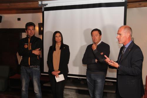 Présentation de l'événement avec, à partir de gauche, le directeur du Secours Alpin Valdôtain (SAV), Paolo Comune, la présidente du Conseil régional, Emily Rini, le Syndic de Cogne, Franco Allera, et l'Assesseur régional à l'environnement, Albert Chatrian

