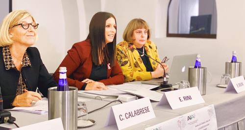 En partant de la gauche Cinzia Calabrese, Présidente et membre de la Giunta nazionale AIAF et Conseillère du COA de Milan, Emily Rini, Présidente du Conseil régional, Bruna Bruni, Présidente du Conseil de direction AIAF Piémont et Vallée d'Aoste et Conseillère du COA de Alessandria

