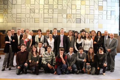 Les étudiants et les conseillers régionaux qui ont participé au projet avec le Président du Conseil Alberto Cerise
