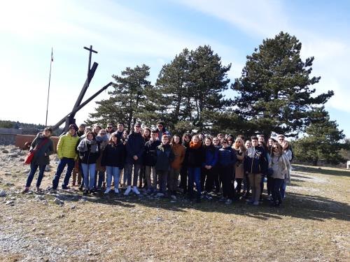 Les étudiants à la Foiba de Basovizza