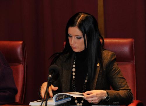 Le Président Emily Rini consulte le Messager