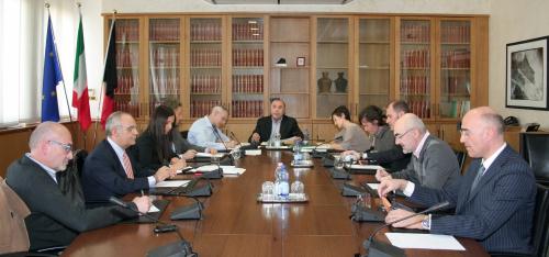 La Commission: le Conseiller La Torre, le Viceprésident Salzone et le Secrétaire Rini (sur la gauche), le Président Empereur (au centre), les Conseillers Bertin, Rigo e Lattanzi (sur la droite)