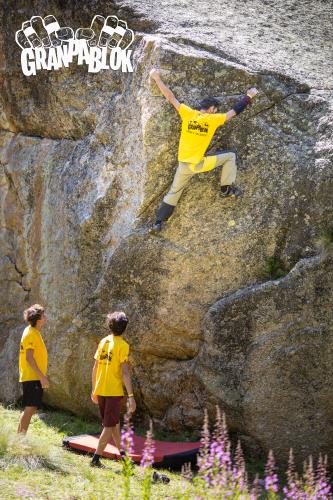 Un moment d'approche de la technique d'escalade 