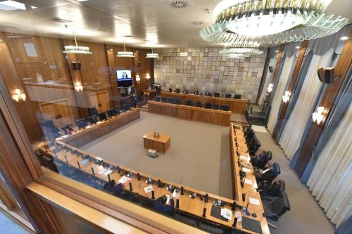 Dans la Salle du Conseil, lors de la clôture de l"'Ecole pour la Démocratie"