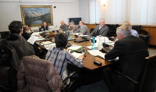 La Commission, présidé par le Conseiller Alberto Zucchi, écoute l'Assesseur Leonardo La Torre