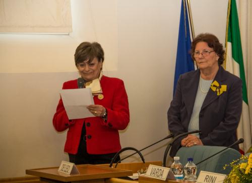 Les salutations de Merinda Marcori Marzini, Présidente du Soroptimist Club de la Vallée d'Aoste, avec Ester Bianchi Trasino, Présidente fondatrice