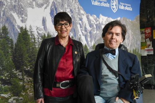 Alberto Bertin, Président du Conseil de la Vallée avec l'invitée d'honneur Muriel Favre-Torelloz, présidente du Grand Conseil du Canton du Valais