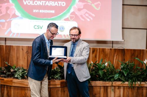 Manuele Amateis, Président de l�Association italienne contre l�épilepsie Vallée d�Aoste, reçoit la distinction du Président du Conseil, Stefano Aggravi