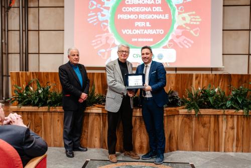Sergio Crotta, Président de l�Association Droit à la Santé, reçoit la distinction du Vice-président Laurent Viérin