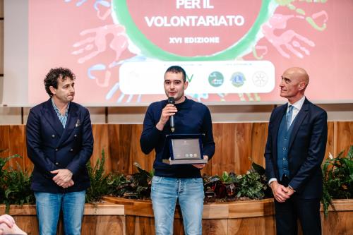 Remise du prix du proget ''Ponti di giovani: dalla Valle d'Aosta alla Sicilia", proposé par l'Association Memoria Impegno Azione - Fabrizio Bal e le Viceprésident Massimo Lattanzi