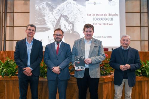 Le Président du Conseil, Stefano Aggravi, l'Assesseur à l'éducation, à la culture et aux politiques identitaires, Erik Lavevaz, Joseph Péaquin et Joseph César Perrin, ancien Conseiller régional et ami de Gex