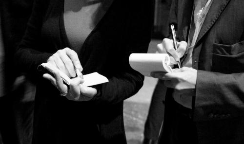 Deux journalistes avec leurs calepins