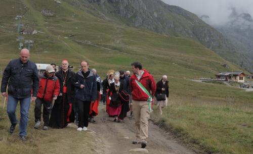 La promenade jusqu'à la Chapelle de Sainte-Anne, en localité Alp Betta, où Pape Karol Józef Wojtyla est passé le 31 juillet 2001
