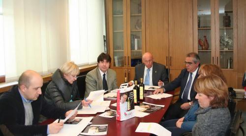 Le Président du Conseil (au centre) avec le Vice-Président Lanièce, le Président de la section régionale de la Lilt Luberto et les journalistes