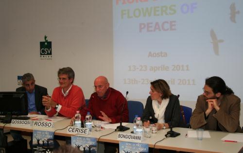Le Présidnet Alberto Cerise (au centre) présente l'initiative. À sa droite, Giancarlo Rosso, le coordinateur du projet