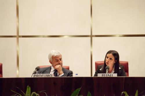 La Conseillère Secrétaire Emily Rini introduit la soirée