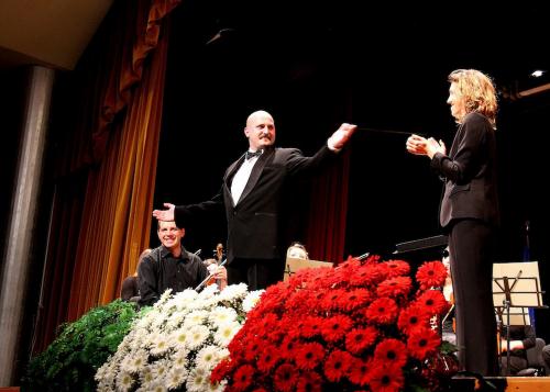 Le ténor Dario Prola reçoit les applaudissements du public