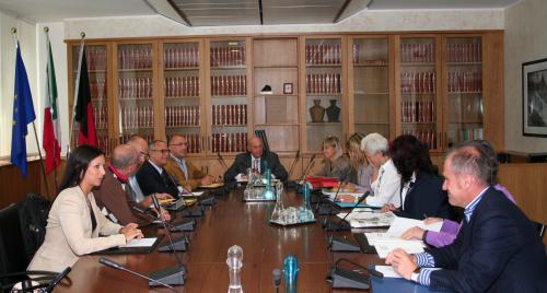 Le Président du Conseil (au centre) avec les Chefs de Groupes et les membres du Bureau de la Présidence