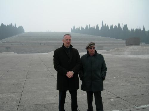 Le Président Alberto Cerise et le Conseiller Enrico Tibaldi à l'entrée du Sanctuaire