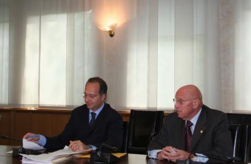 Le Médiateur de la Vallée d'Aoste, Flavio Curto, avec le Président du Conseil