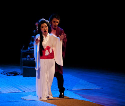 Le soprano Hiroko Morita (dans le rôle de Cio-Cio-San) avec le ténor Fulvio Oberto (lieutenant de la marine américaine)