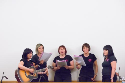 L'exhibition des "Bosonin Sisters", groupe de femmes qui fait partie du choeur "Viva Voce"