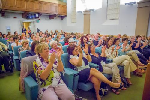 L'applaudissement du public aux "Bosonin Sisters"