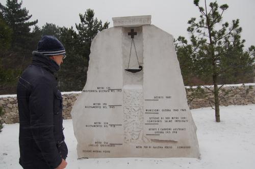 Le Conseiller secrétaire Enrico Tibaldi à côté de la plaque qui reproduit la «Foiba di Basovizza»