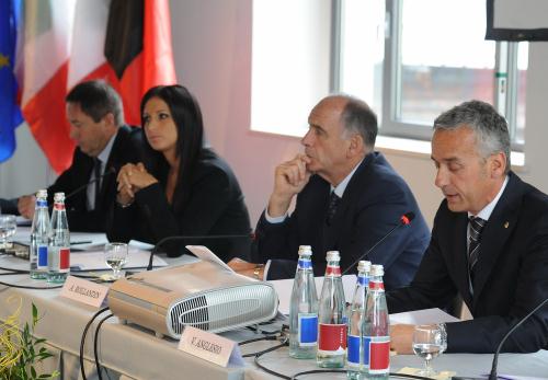 A partir de gauche: Franco Allera (Maire de Cogne), Emily Rini (Président du Conseil), Augusto Rollandin (Président de la Région) et Vittorio S. Anglesio (Président de la Fondation Grand Paradis)