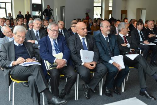 La salle pendant l'événement. Parmi le public, Luciano Violante, Président du Comité de rédaction de la Commission des réformes constitutionnelles, Gaetano Quagliariello, Ministre des réformes constitutionnelles et Giovanni Maria Flick, Président émérite de la Cour constitutionnelle