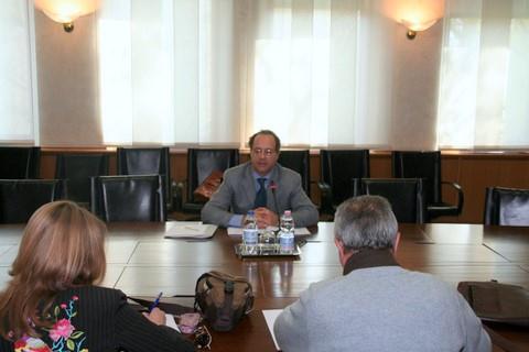 Le Médiateur de la Vallée d'Aoste, Flavio Curto, lors de la rencontre avec les journalistes