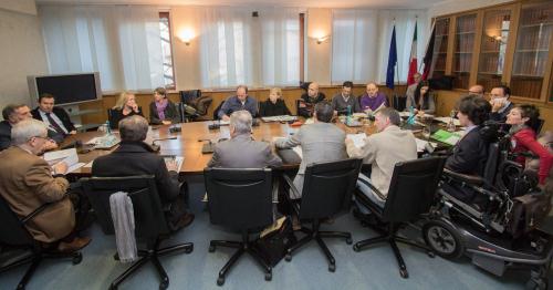 La Commission avec le groupe ASA, coordonnée par le professeur Roberto Toniatti et composé par 5 professeurs universitaires, parmi lesquels Roberto Louvin, et par un magistrat honoraire de la Cour des comptes