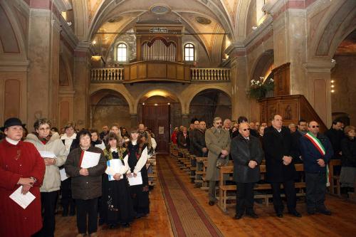 Les Présidents du Conseil et de la Région et le Syndic de Champorcher, Celestino Savin, à la messe officiée par l'Evêque d'Aoste, Monseigneur Giuseppe Anfossi
