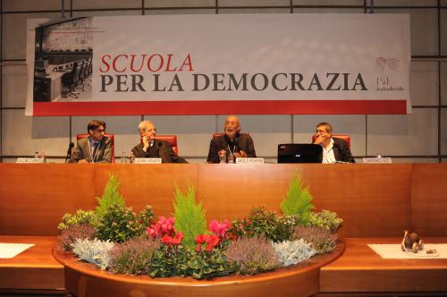 La deuxième journée du cours de haute formation. A partir de gauche: Giacomo D'Arrigo (Président de "Ancigiovane"), Luciano Violante (Président de "Italiadecide") et les professeurs universitaires Angelo Pichierri et Gianfranco Viesti 