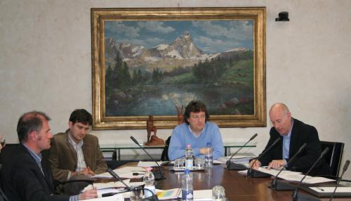 Au centre, l'Assesseurau tourisme, aux sports, au commerce et aux transports, Aurelio Marguerettaz