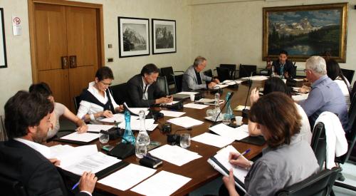 La Commission, présidée par le Conseiller Gabriele Maquignaz, écoute l'Assesseur à l'éducation et à la culture, Laurent Viérin