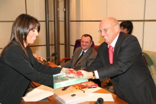 Le Président Alberto Cerise livre un des prix