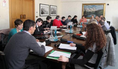 Au centre de la réunion, la motion concernante la présentation aux commissions compétentes du Conseil, un prospectus des nouveaux critères pour l'attribution des contributions aux étudiants universitaires