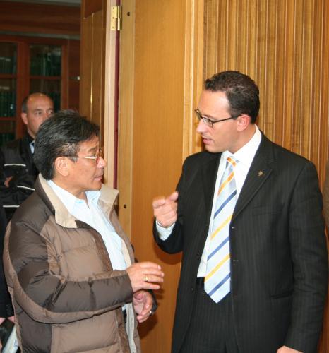 Karma Chopet et Ego Perron lors de la visite dans la salle du Conseil