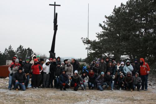 Les étudiants à la Foïba de Basovizza sous la croix érigée à la mémoire des victimes de la violence titine