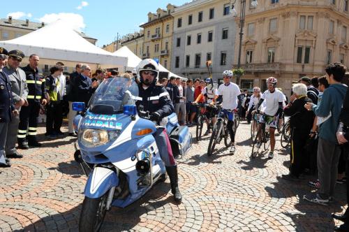 Le flambeau de la légalité et de la mémoire, allumé à Courmayeur, est livré aux cyclistes de la police et de pompiers par un groupe d'étudiants valdôtains