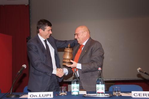 Le Président du Conseil Alberto Cerise offre au Vice-Président de la Chambre des députés Maurizio Lupi une «grolla», symbole de lartisanat valdôtain