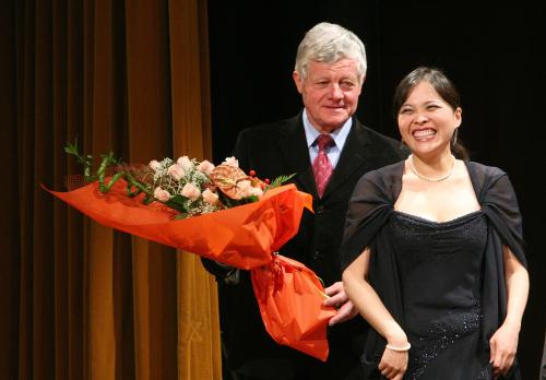Le sourire du soprano accompagnée par le maire de Pont-Saint-Martin, Alberto Crétaz