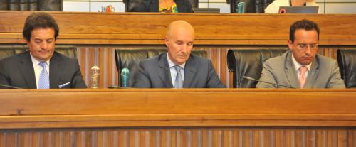 A partir de gauche: Mauro Baccega (Assesseur aux ouvrages publics, à la protection des sols et au logement public), Pierluigi Marquis (Assesseur aux activités productives, à l'énergie et aux politiques de l'emploi) et Ego Perron (Assesseur au budget, aux finances et au patrimoine) 