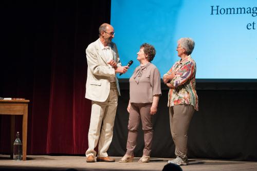 Le présentateur de la soirée, Carlo Rossi, avec les deux rabeilleuse Giuliana Bordet et Marili Merlet