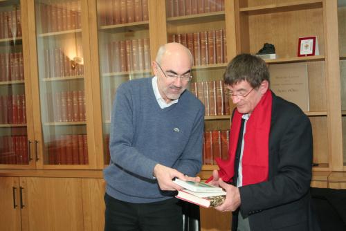 Le Conseiller secrétaire Gianni Rigo offre au Président du CSIR Jean Jacques Guigon des livres sur la Vallée d'Aoste