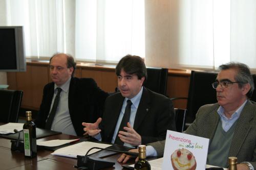 Au centre, le Vice-président du Conseil, André Lanièce, à droite, le Président de la section régionale de la LILT, Salvatore Luberto, à gauche, le Président de la Confesercenti Valle d'Aosta-Vallée dAoste, Flavio Martino