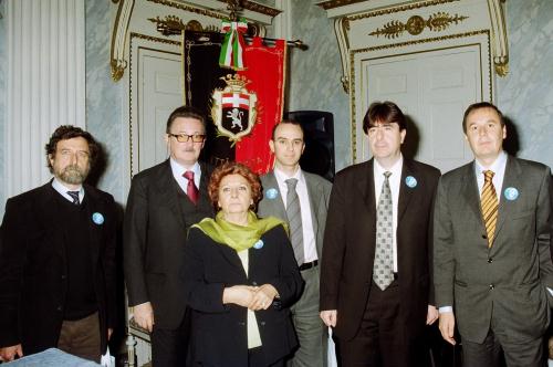 A partir de gauche: Paolo Vineis de l�Université des Etudes de Turin, Paolo Beck Peccoz de l�Université des Etudes de Milan, la journaliste Maria Luisa Di Loreto, Gianmauro Numico de l�Hôpital régional d'Aoste, André Lanièce, Vice-président du Conseil de la Vallée, et Roberto Louvin, responsable AIRC Vallée d'Aoste